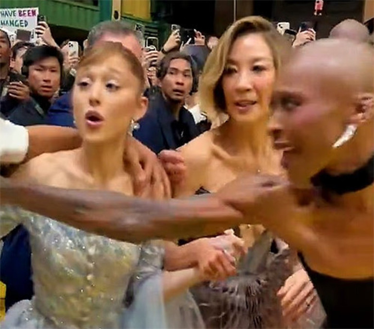 Kırmızı halı karıştı... Hayranı ünlü oyuncuya pusu kurdu