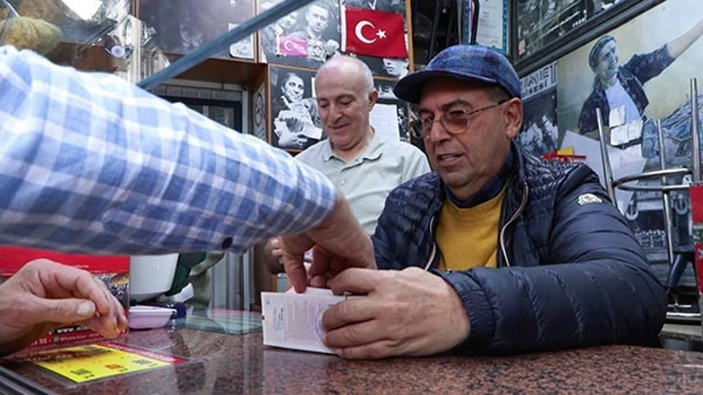 Milli Piyango yılbaşı çekilişinde rekor ikramiye verilecek Büyük ikramiye için kuyruğa girdiler: 10 tane çeyrek aldım, kesin bana çıkacak