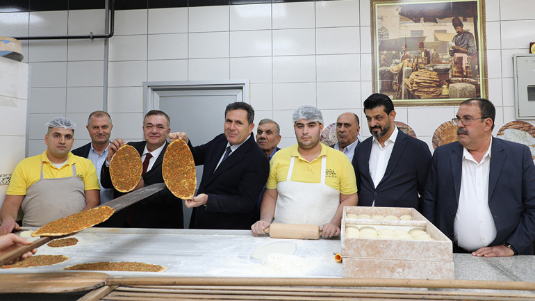 Antep lahmacunu tescilli tarifiyle pişirildi