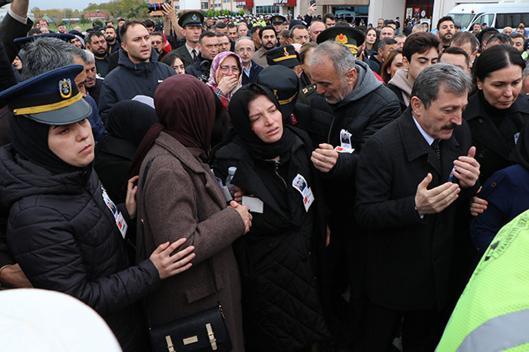 Şehit Emre Altınoka acı veda: Şehit ağabeyini asker selamıyla karşıladı
