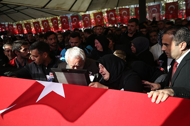 Son dakika... 20 kahraman şehidimize gözyaşları içinde son veda Ağabeyinin şehit olacağını rüyasında görmüş: Kardeşinin mesajına böyle cevap vermiş