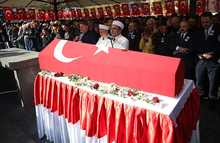 Son dakika... 20 kahraman şehidimize gözyaşları içinde son veda Ağabeyinin şehit olacağını rüyasında görmüş: Kardeşinin mesajına böyle cevap vermiş