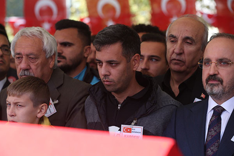 Son dakika... 20 kahraman şehidimize gözyaşları içinde son veda Ağabeyinin şehit olacağını rüyasında görmüş: Kardeşinin mesajına böyle cevap vermiş