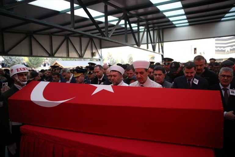Son dakika... 20 kahraman şehidimize gözyaşları içinde son veda Ağabeyinin şehit olacağını rüyasında görmüş: Kardeşinin mesajına böyle cevap vermiş