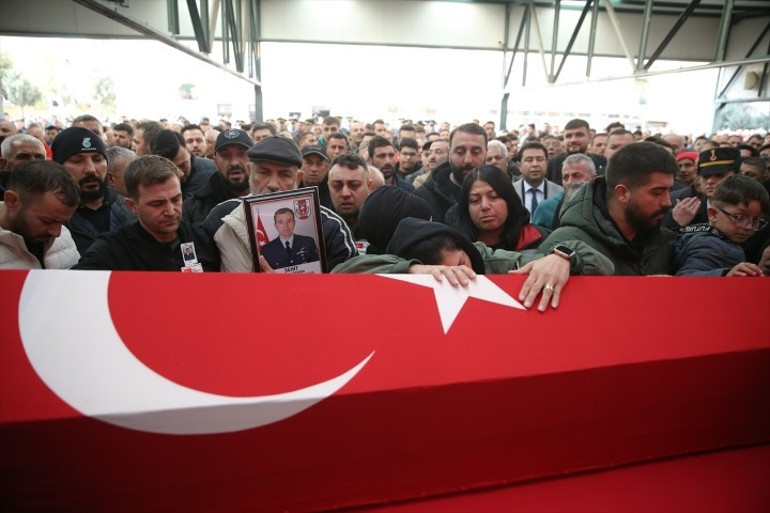 Son dakika... 20 kahraman şehidimize gözyaşları içinde son veda Ağabeyinin şehit olacağını rüyasında görmüş: Kardeşinin mesajına böyle cevap vermiş
