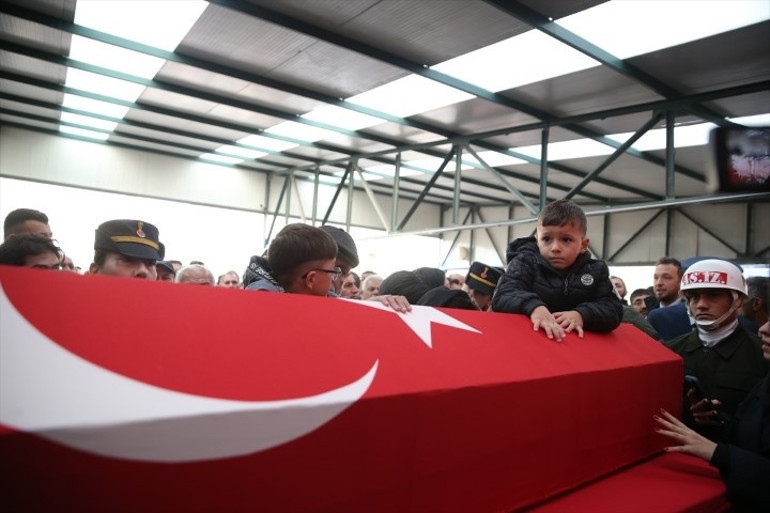 Son dakika... 20 kahraman şehidimize gözyaşları içinde son veda Ağabeyinin şehit olacağını rüyasında görmüş: Kardeşinin mesajına böyle cevap vermiş