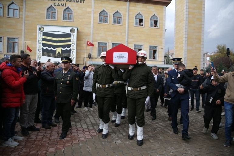 Son dakika... 20 kahraman şehidimize gözyaşları içinde son veda Ağabeyinin şehit olacağını rüyasında görmüş: Kardeşinin mesajına böyle cevap vermiş