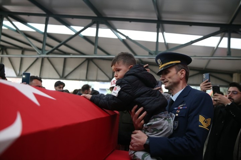 Son dakika... 20 kahraman şehidimize gözyaşları içinde son veda Ağabeyinin şehit olacağını rüyasında görmüş: Kardeşinin mesajına böyle cevap vermiş