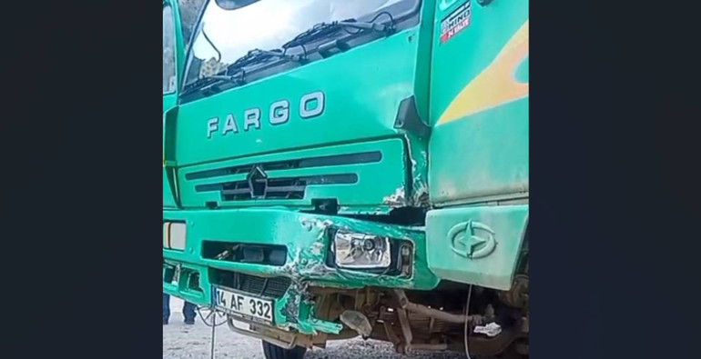 Kaza sonrası hurdaya dönen otomobil