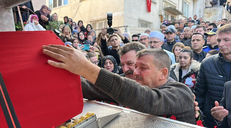 Son dakika... 20 kahraman şehidimize gözyaşları içinde son veda Ağabeyinin şehit olacağını rüyasında görmüş: Kardeşinin mesajına böyle cevap vermiş