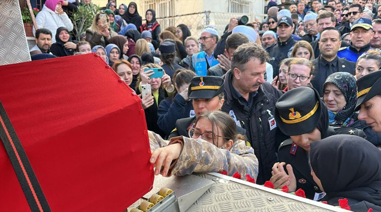 Son dakika... 20 kahraman şehidimize gözyaşları içinde son veda Ağabeyinin şehit olacağını rüyasında görmüş: Kardeşinin mesajına böyle cevap vermiş