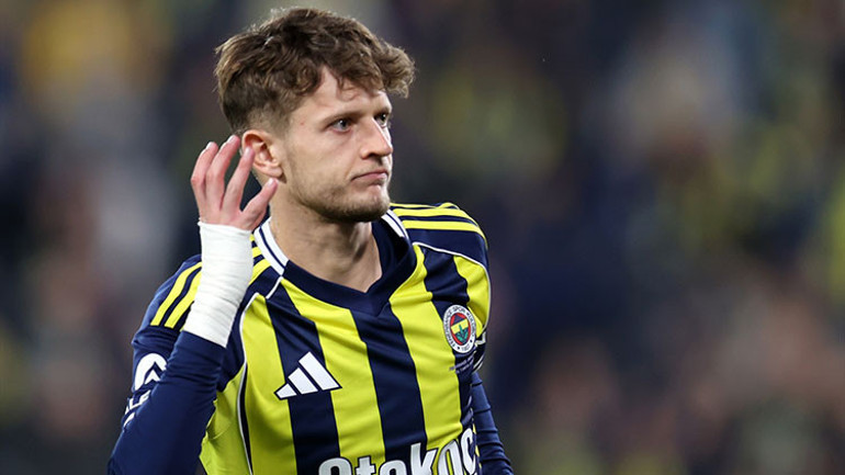 Szymanski saha içinde top sürerken