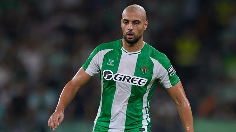 Sofyan Amrabat sahada mücadele ederken