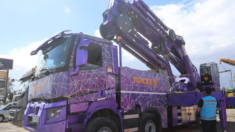 Renkli vinçlerle hareketlenen bir inşaat sahası