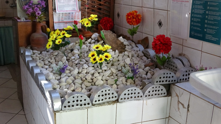 Pide salonunda içeri alınmış mezar ve çevresinin düzenlenmesi