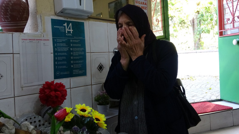 Müşterilerin mezarı görüp dua etmesi ve mekanın iç görünümü