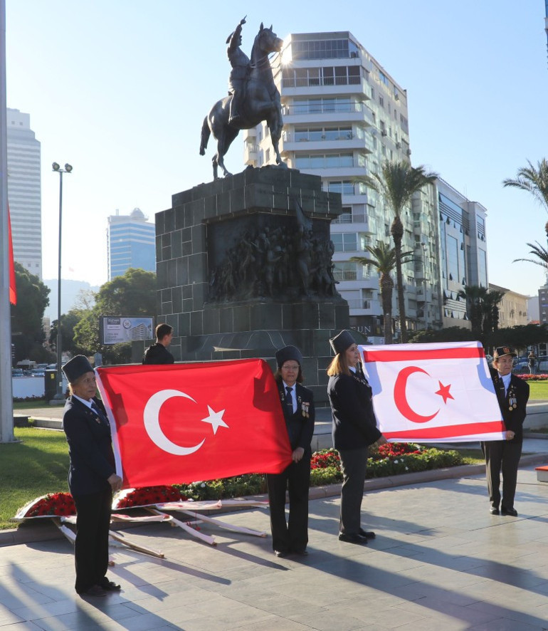 KKTC 42. kuruluş yıl dönümü töreni İzmir Cumhuriyet Meydanı