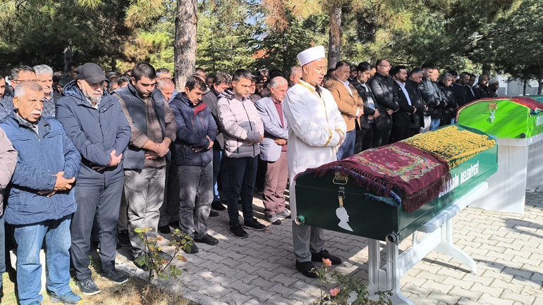 Son dakika... Zehirlenen ailenin kaldığı otelde iki kişi daha hastaneye kaldırıldı İlaçlama ve damacana su şüphesi... 3 kişi daha gözaltına alındı