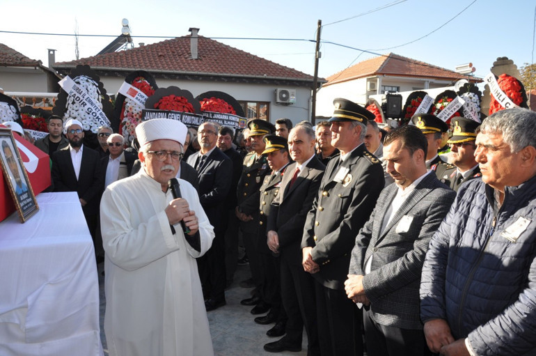 Manisada feci kaza Trafik polisi aracı TIRa çarptı: 1 polis şehit oldu, 1 polis ağır yaralandı