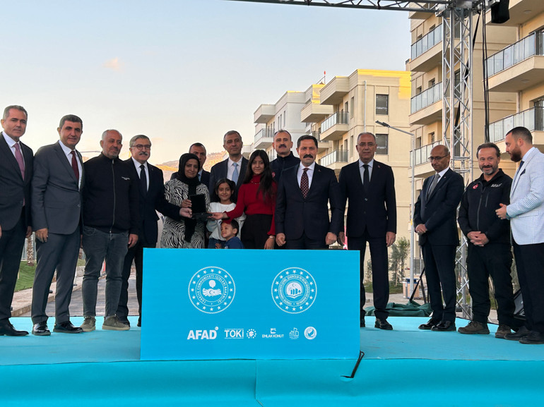 Yeni konut ve iş yerlerinin kura çekimi sırasında katılımcılar