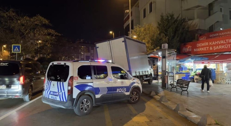 Kamyonetin geri kaydığı ve hafif ticari araca çarptığı an