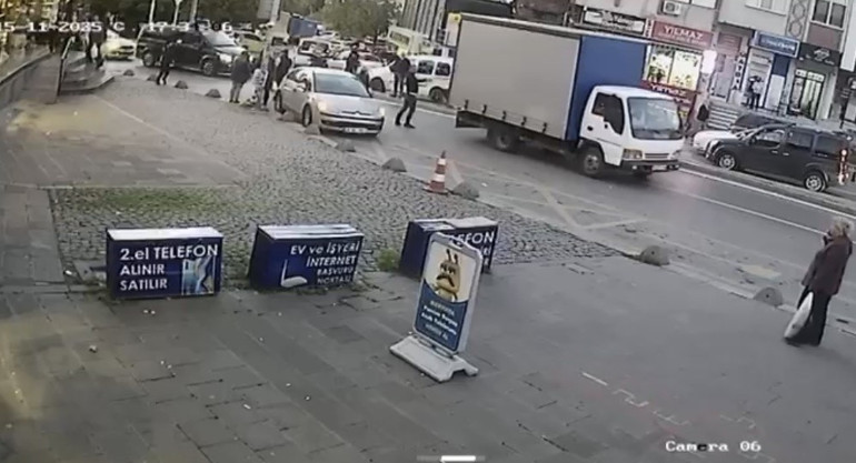 Ataşehir'de kamyonetin durağa daldığı anın görüntüsü