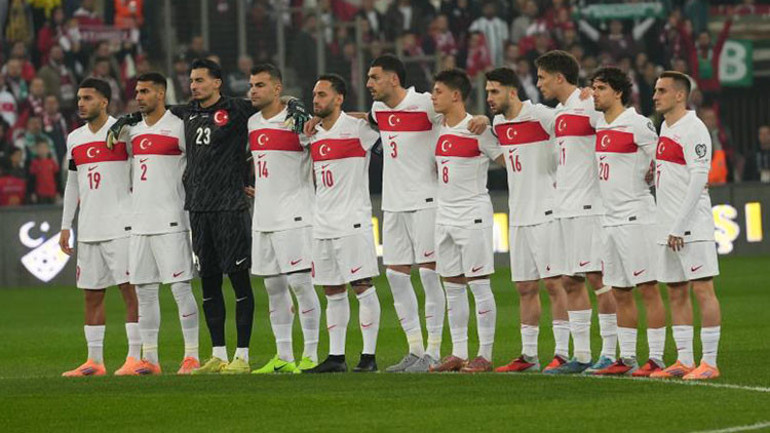 Milli takım ve tribünlerdeki taraftarlar