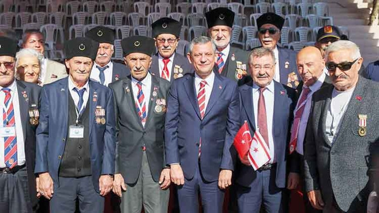 Özel’den Erhürman’a ‘zaman kapsülü’ hediyesi