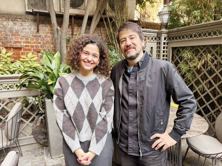 ‘İstanbul’un kaosu beni tüketse de bir yazar olarak çok besliyor’