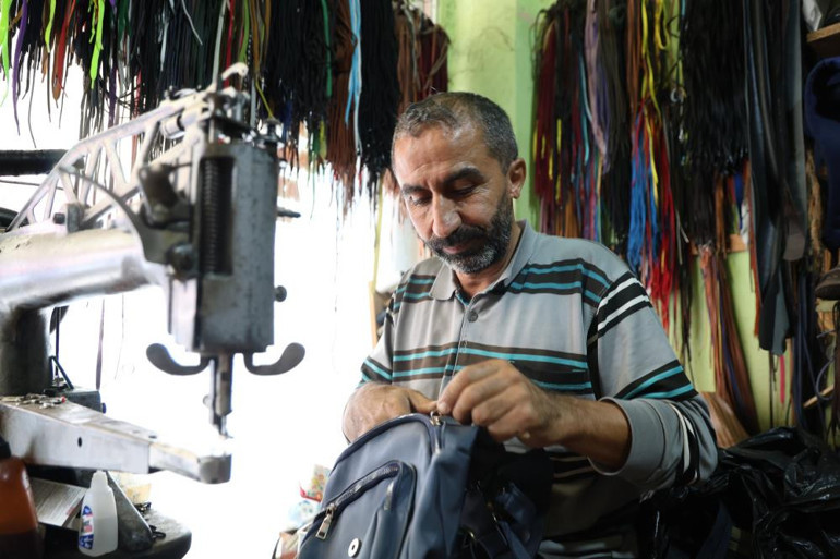 Ayakkabı boyacısı Harun Akdoğan iş başında