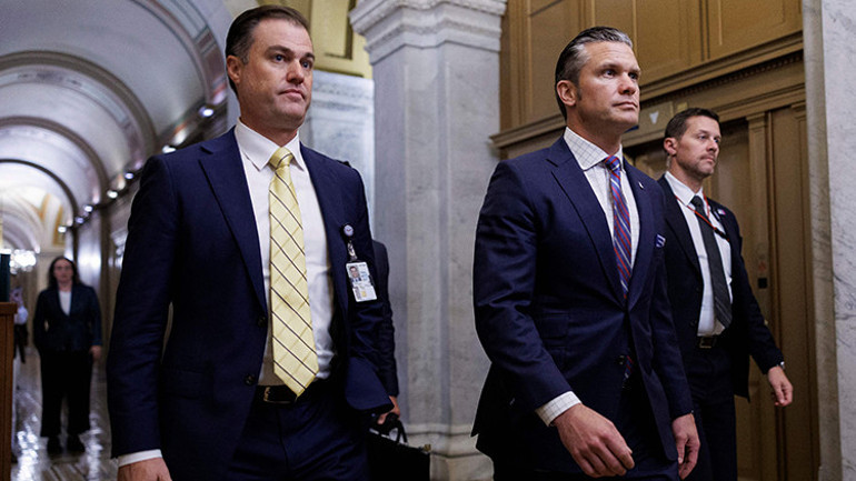 Trump, Venezuelaya askeri operasyon kararını verdiğini duyurdu: ABD ordusundan bölgeye dev yığınak