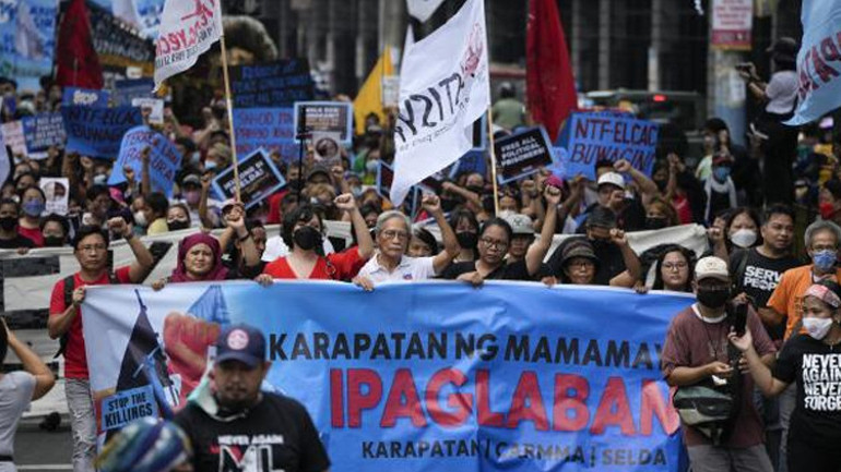 Filipinlerde yolsuzluk skandalı on binleri sokağa döktü