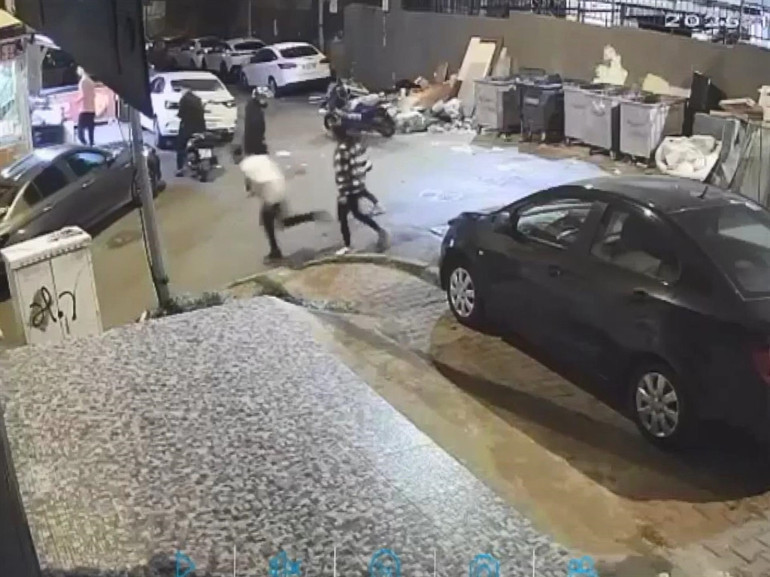 Yol verme kavgasında arada kalan gençler bıçaklandı