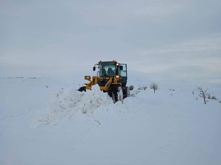 Soğuk hava ve kar yağışı: Tüm kent beyaza büründü... Bazı illerde yollar kapandı, ulaşım durdu