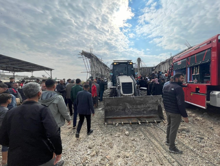 Ekiplerin çökme bölgesindeki çalışmaları