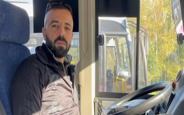 Otobüs yolcuları sürprize eşlik etti