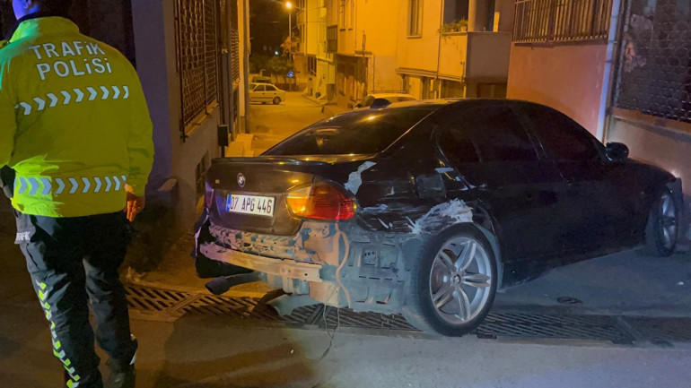 Polisten kaçarken 3 araca çarptı Aracını bırakıp kaçtı