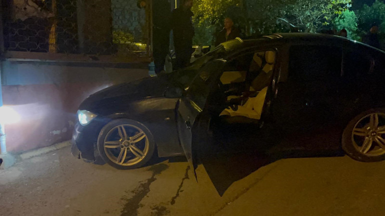 Polisten kaçarken 3 araca çarptı Aracını bırakıp kaçtı