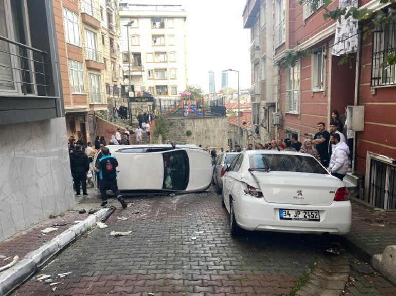 Kaza sonrası sokakta hasar