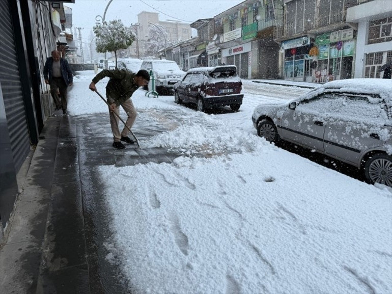 Soğuk hava ve kar yağışı: Tüm kent beyaza büründü... Bazı illerde yollar kapandı, ulaşım durdu