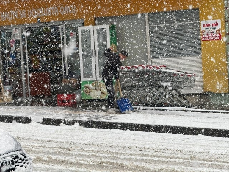 Soğuk hava ve kar yağışı: Tüm kent beyaza büründü... Bazı illerde yollar kapandı, ulaşım durdu