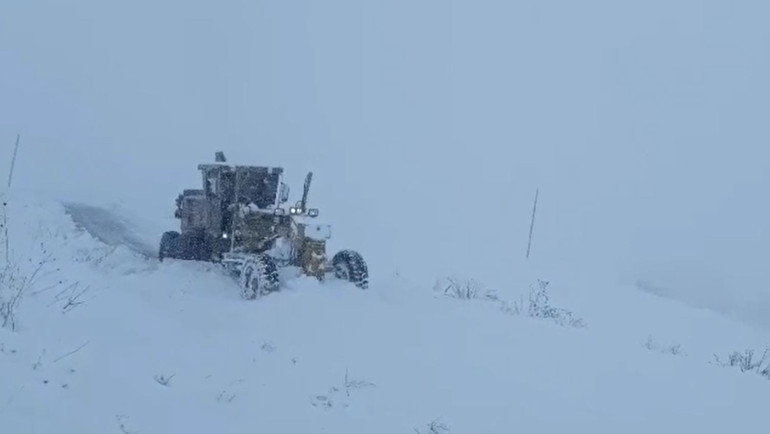 Soğuk hava ve kar yağışı: Tüm kent beyaza büründü... Bazı illerde yollar kapandı, ulaşım durdu