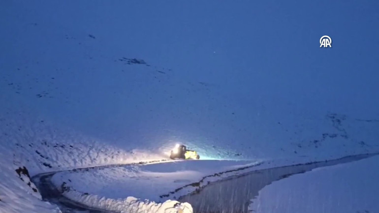 Soğuk hava ve kar yağışı: Tüm kent beyaza büründü... Bazı illerde yollar kapandı, ulaşım durdu