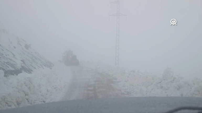 Soğuk hava ve kar yağışı: Tüm kent beyaza büründü... Bazı illerde yollar kapandı, ulaşım durdu