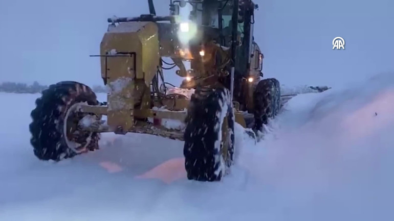 Soğuk hava ve kar yağışı: Tüm kent beyaza büründü... Bazı illerde yollar kapandı, ulaşım durdu