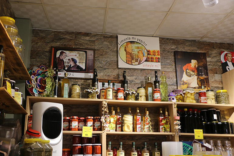 Eskişehir'de sokakta iki ayrı turşu dükkanı