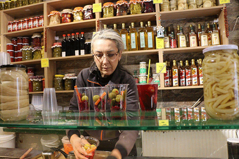 Karşılıklı turşu dükkanları