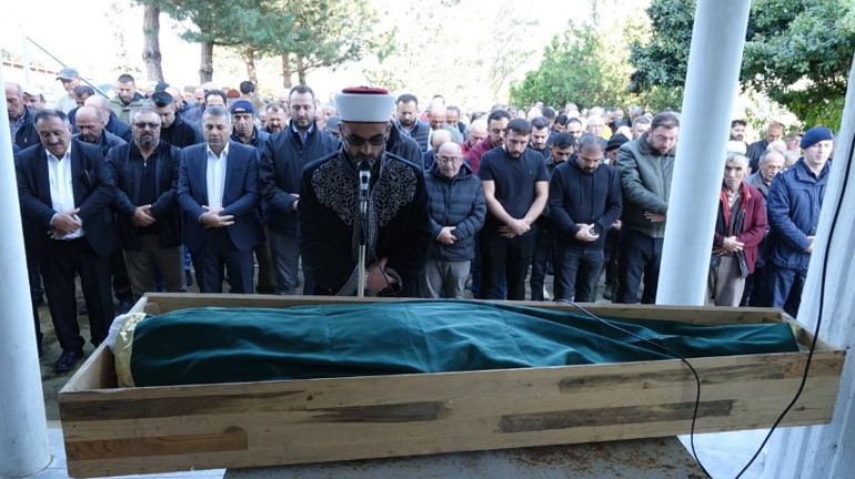 Aile mezarlığında gerçekleştirilen defin töreninden görüntü