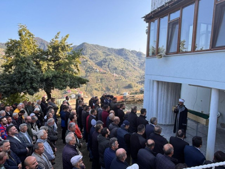 Kavşağa gelen iki aracın çarpışması sonrası olay yerinde toplananlar