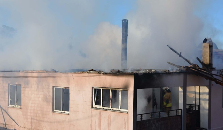 Yangın sonrası evin dış görünümünü gösteren fotoğraf